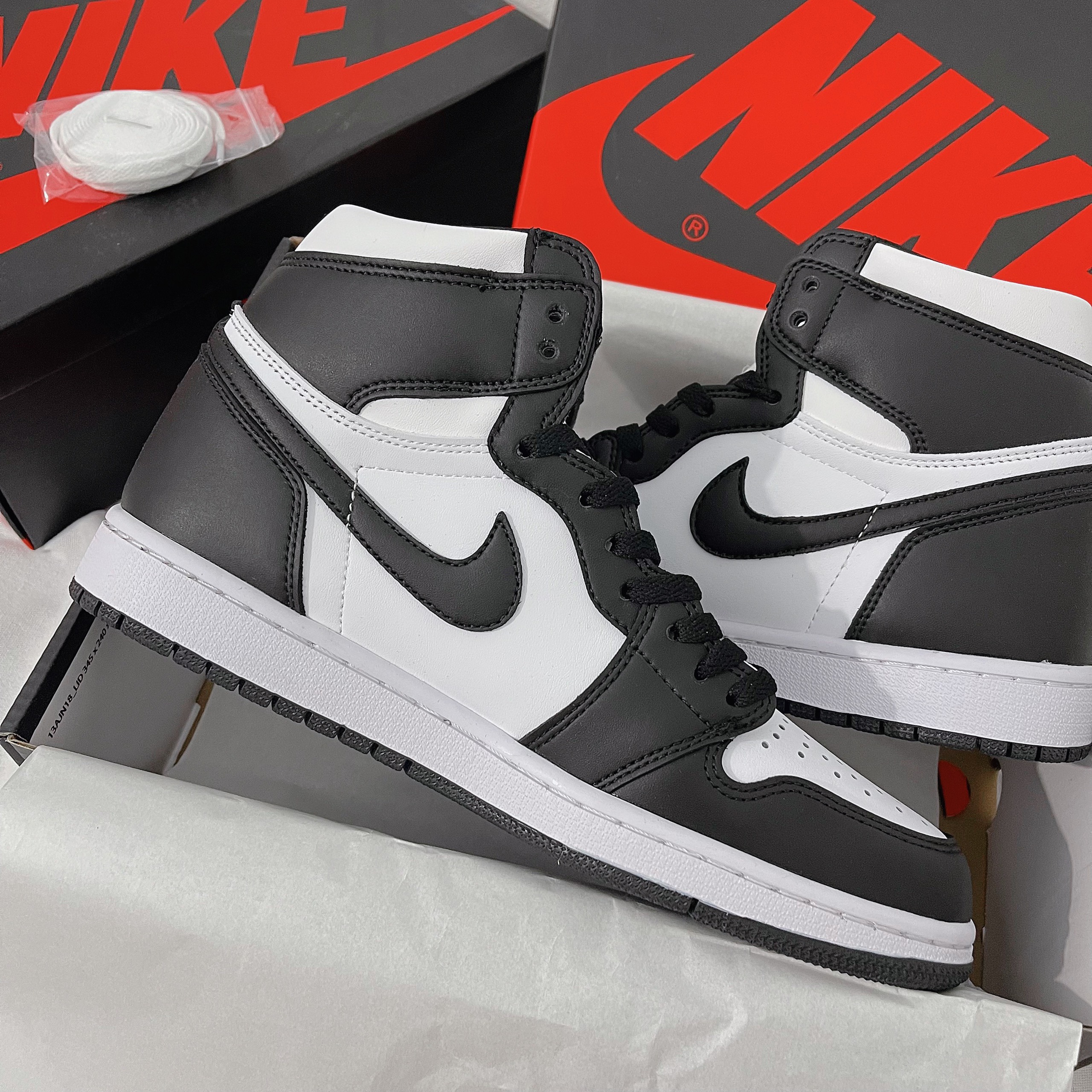 Giày Nike Air Jordan 1 High Black White Giay Nike Air Jordan 1 High Black White