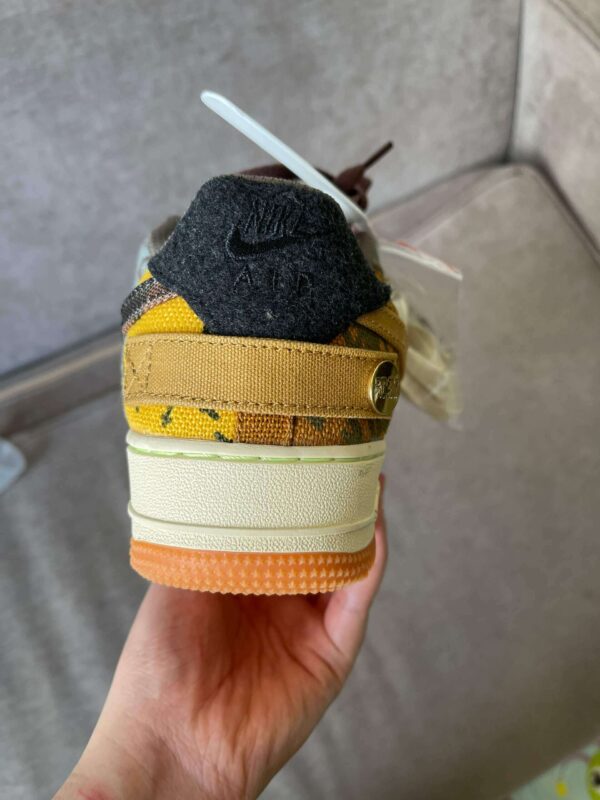 Nike Air Force 1 Travis Scott gia uu dai