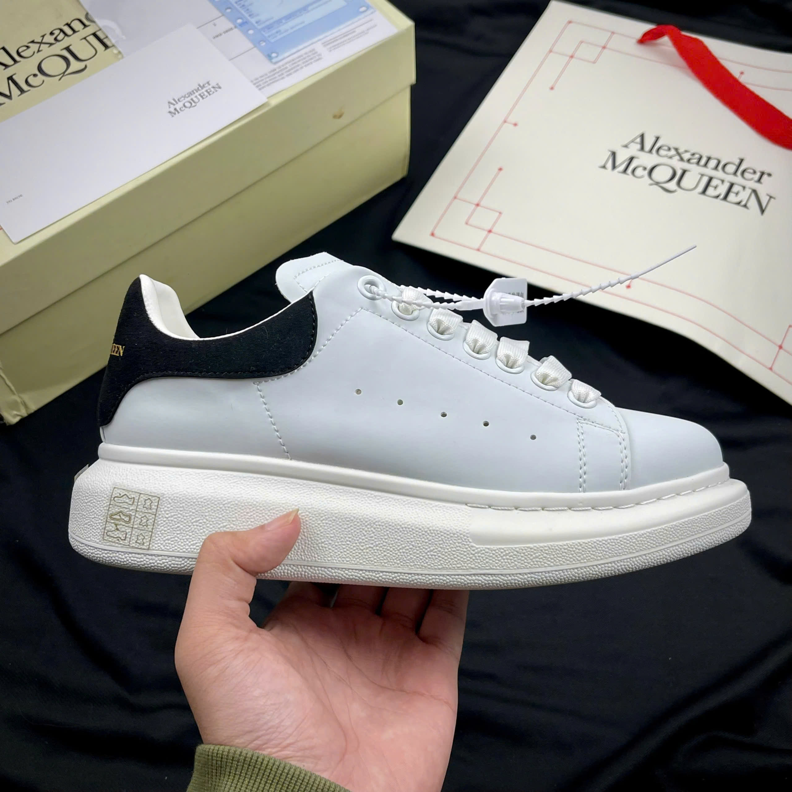 Alexander MCQ Gót Nỉ - Bản Chuẩn Dây Lụa - Hình ảnh 9