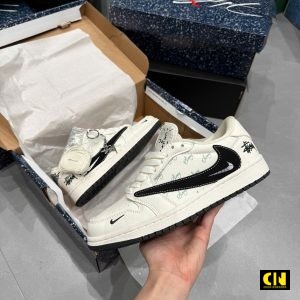 Giay Air Jordan 1 Low Travis Scott Stussy White Black Signature Giày Air Jordan 1 Low Travis Scott Stussy White Black Signature