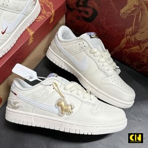 Giay Dunk Low Pegasus Pack Hoa Tiet Theu Charm Ngua Giày Dunk Low Pegasus Pack Họa Tiết Thêu Charm Ngựa