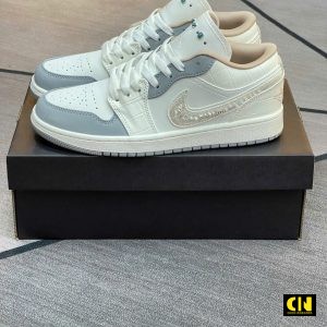 Giay Jd1 Co Thap Sail Soft Pearl Trang Kem Xam Dinh Da Giày JD1 Cổ Thấp Sail Soft Pearl Trắng Kem Xám Đính Đá