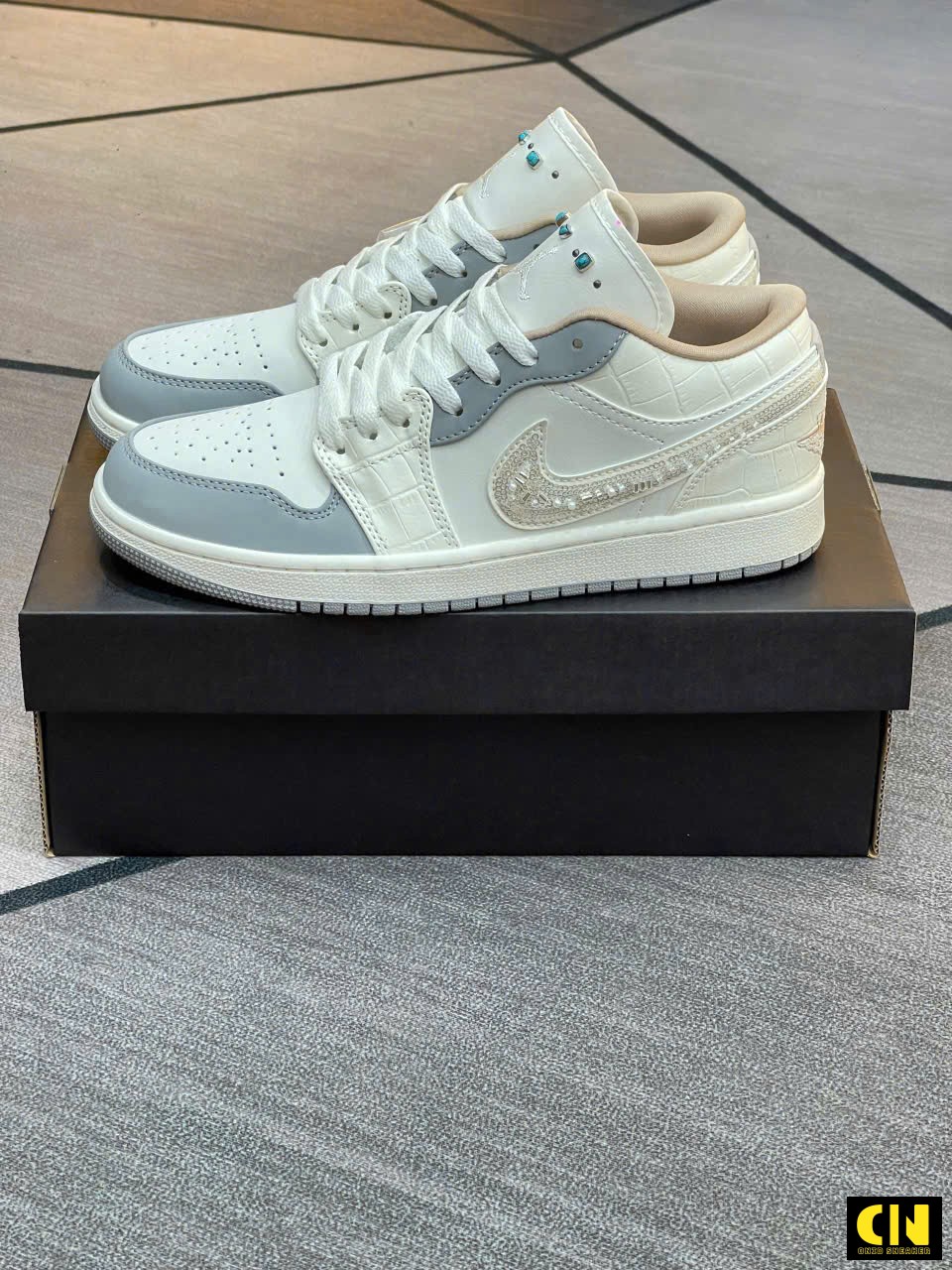 Giày Jd1 Cổ Thấp Sail Soft Pearl Trắng Kem Xám Đính Đá Giày JD1 Cổ Thấp Sail Soft Pearl Trắng Kem Xám Đính Đá