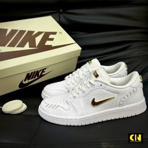 Giay Jordan 1 Low Method Of Make Sail Trang Kem Logo Vang Giày Jordan 1 Low Method Of Make Sail Trắng Kem Logo Vàng