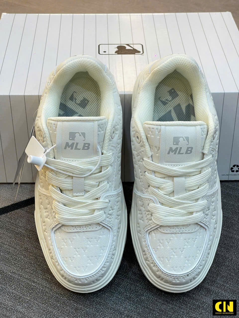 Giày Mlb Chunky Liner Dập Nổi Logo Ny Trắng Kem Giày MLB Chunky Liner Dập Nổi Logo NY Trắng Kem