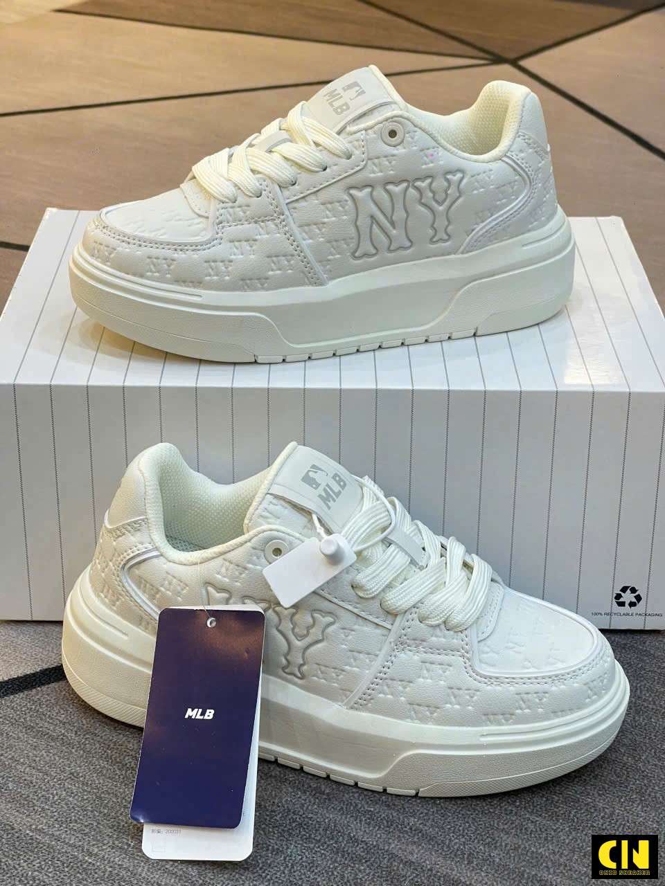 Giày Mlb Chunky Liner Embo Mono Ny Yankees White Giày MLB Chunky Liner Embo Mono NY Yankees White