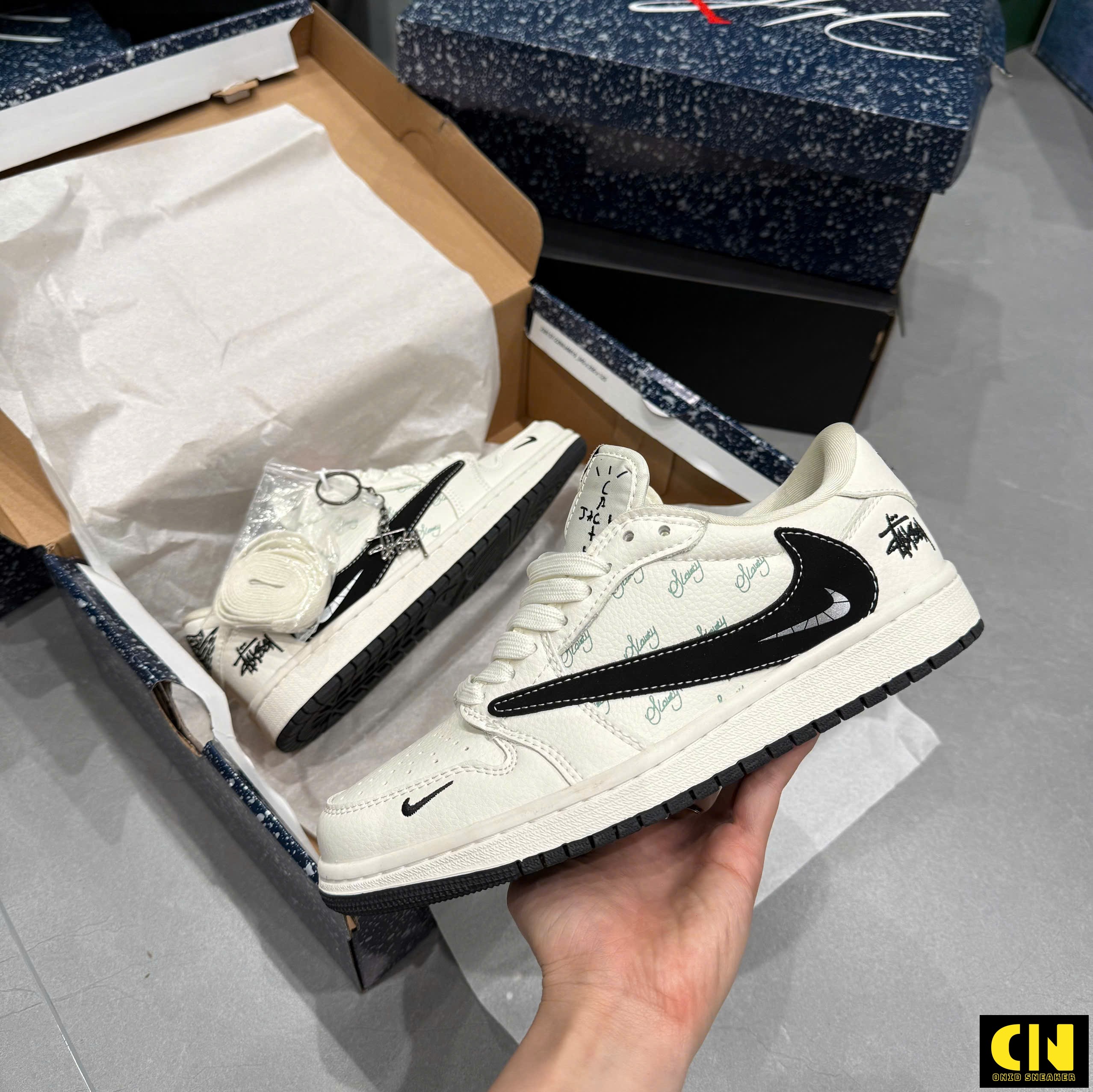 Giày Nike Air Jordan 1 Low Travis Scott Stussy Phối Màu Trắng Đen Giày Nike Air Jordan 1 Low Travis Scott Stussy Phối Màu Trắng Đen