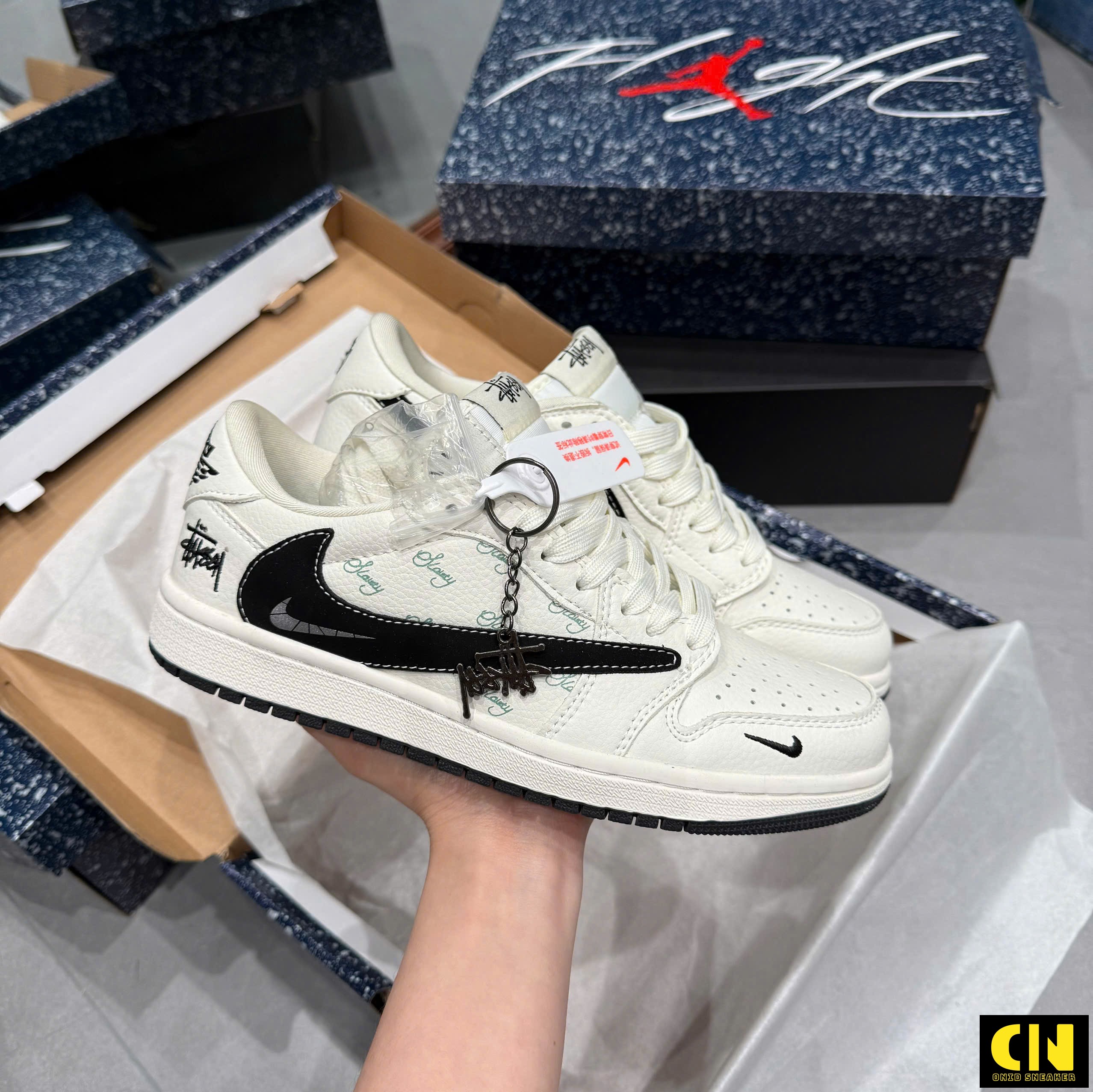 Giày Nike Air Jordan 1 Low Travis Scott Stussy Trắng Đen Giày Nike Air Jordan 1 Low Travis Scott Stussy Trắng Đen