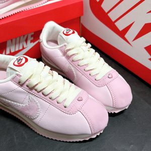 Giay Nike Cortez Mau Hong Trang Hoa Tiet Trai Tim Fullbox Giày Nike Cortez Màu Hồng Trắng Họa Tiết Trái Tim Fullbox