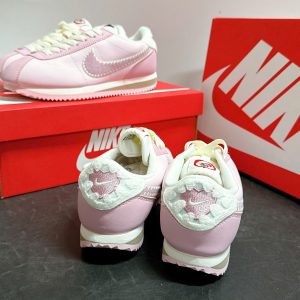 Giay Nike Cortez Valentine 2025 Pink White Cuc Xinh Like Auth Giày Nike Cortez Valentine 2025 Pink White Cực Xinh Like Auth