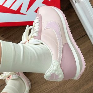Giay Nike Cortez Valentine 2025 Swoosh Theu Xu Fullbox Giày Nike Cortez Valentine 2025 Swoosh Thêu Xù Fullbox