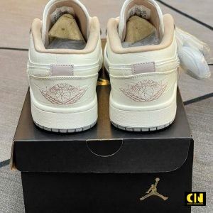 Giay Nike Jordan 1 Low Sail Soft Pearl Classic Co Thap Dinh Da Leather Giày Nike Jordan 1 Low Sail Soft Pearl Classic Cổ Thấp Đính Đá Leather