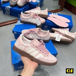 Giay Adidas Handball Spezial Nu Mau Hong Pastel Giày Adidas Handball Spezial Nữ Màu Hồng Pastel