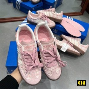 Giay Adidas Spezial Mau Hong Soc Trang De Gum Giày Adidas Spezial Màu Hồng Sọc Trắng Đế Gum