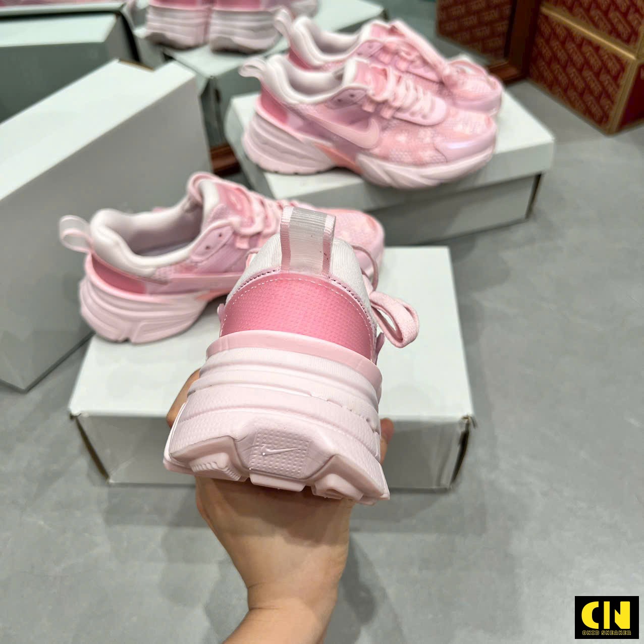 Giày Nike V2K Run Màu Hồng Pastel Giày Nike V2K Run Màu Hồng Pastel