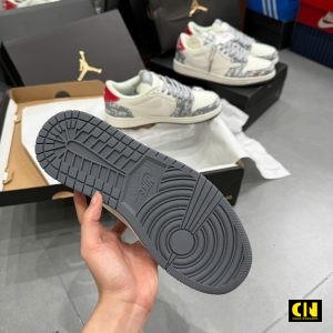 Giay Sneaker Nike Jordan 1 Low Travis Scott Dior Xam Got Do Giày Sneaker Nike Jordan 1 Low Travis Scott Dior Xám Gót Đỏ