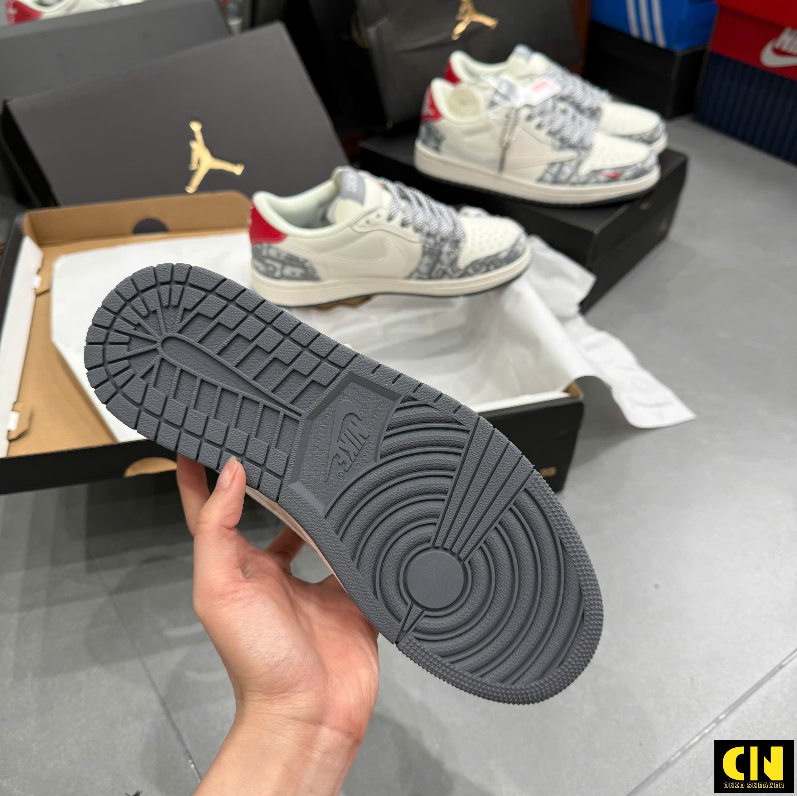 Giày Sneaker Nike Jordan 1 Low Travis Scott Dior Xám Gót Đỏ Giày Sneaker Nike Jordan 1 Low Travis Scott Dior Xám Gót Đỏ