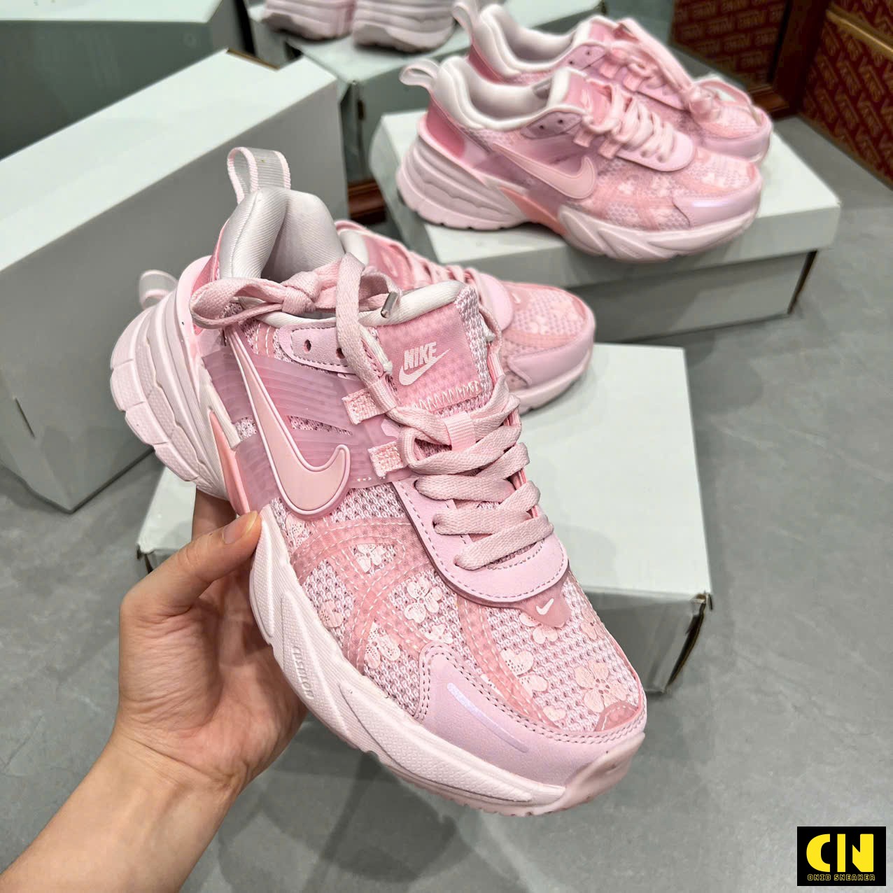 Giày Sneaker Nike V2K Run Màu Hồng Nhạt Giày Sneaker Nike V2K Run Màu Hồng Nhạt
