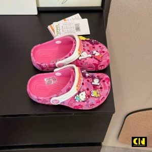 Dép Crocs Classic Clog x Hello Kitty 208527-680