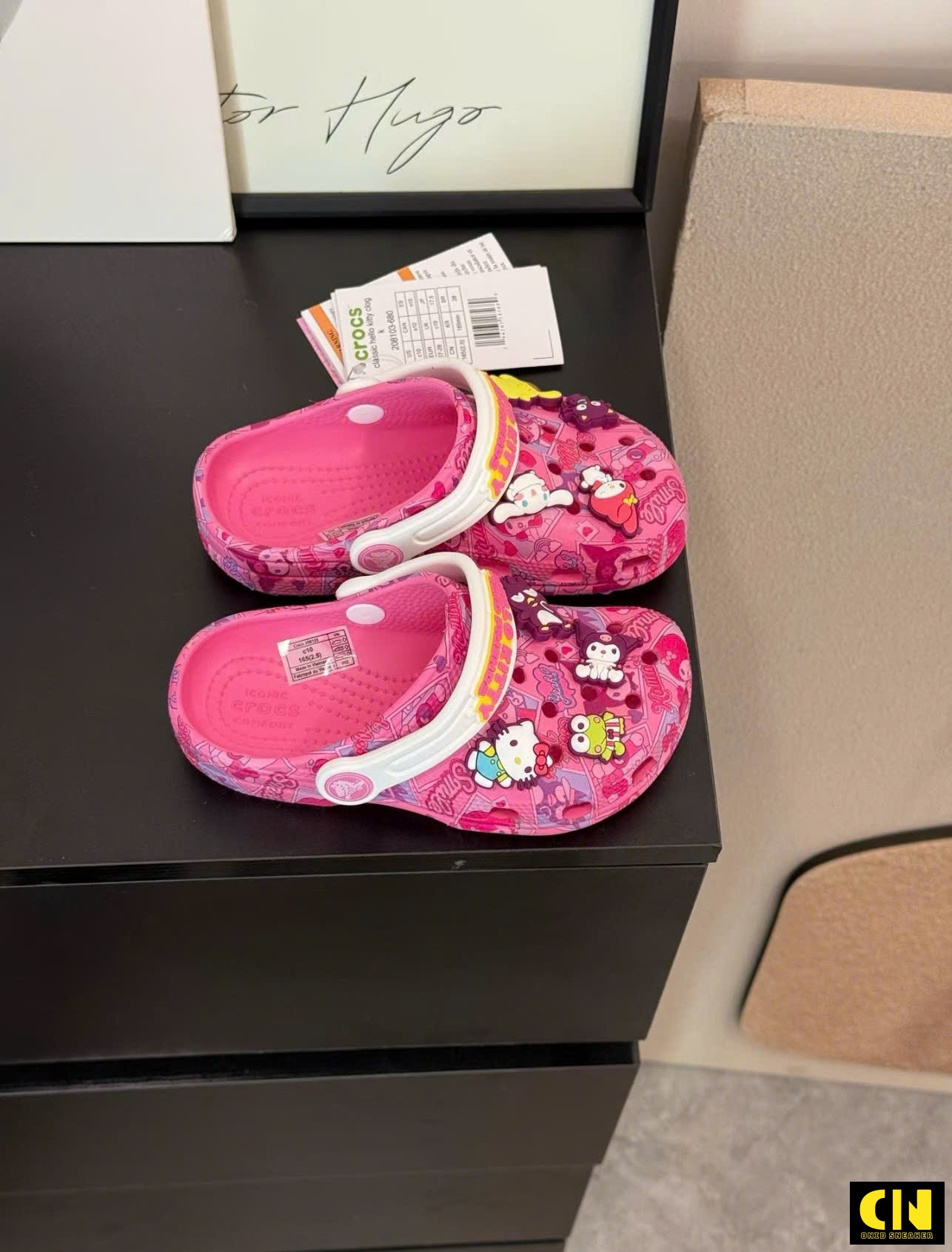 Dép Crocs Classic Clog X Hello Kitty Dép Crocs Classic Clog x Hello Kitty