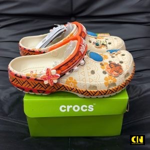 Dep Crocs Disney Crocs Classic Clog Moana Cam Dép Crocs Disney Crocs Classic Clog Moana Cam
