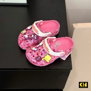 Dep Crocs Hello Kitty Mau Do Hoa Tiet Dang Yeu Dép Crocs Hello Kitty Màu Đỏ Họa Tiết Đáng Yêu