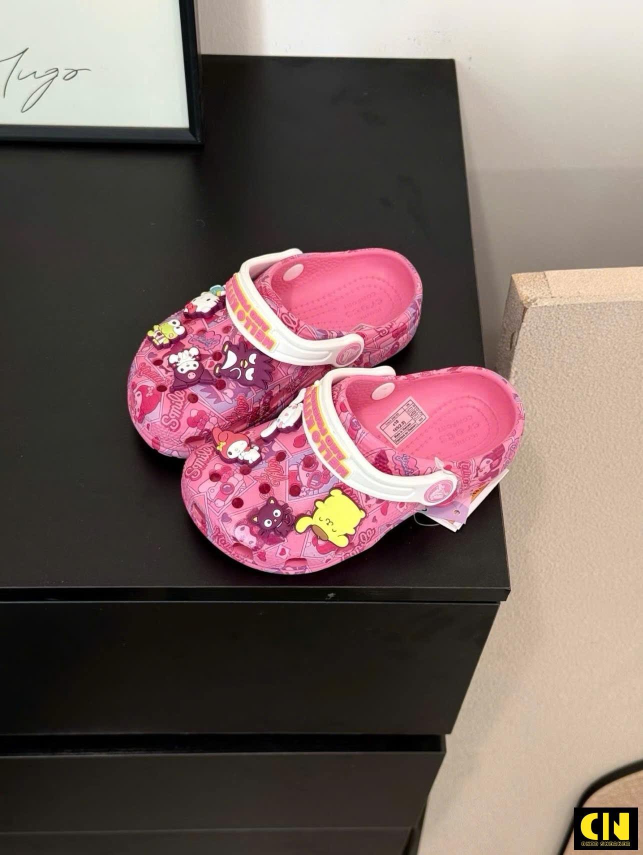 Dép Crocs Hello Kitty Màu Đỏ Họa Tiết Đáng Yêu Dép Crocs Hello Kitty Màu Đỏ Họa Tiết Đáng Yêu