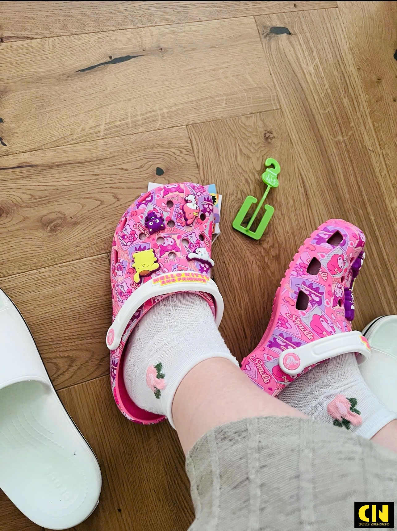 Dép Sục Crocs Classic Hello Kitty Trắng Hồng Dép Sục Crocs Classic Hello Kitty Trắng Hồng