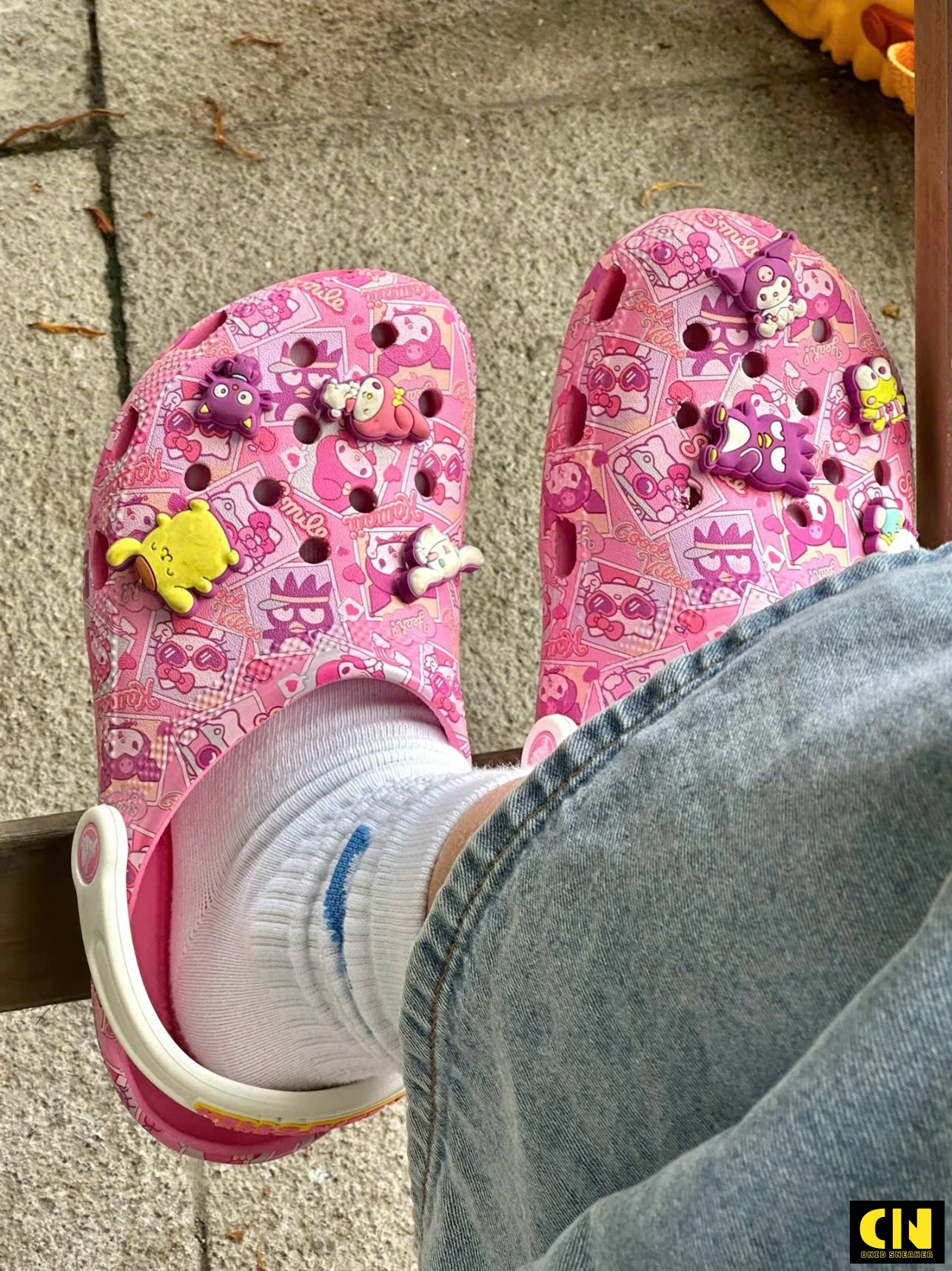 Dép Sục Crocs Classic X Hello Kitty Bản Đẹp Full Jibbitz Dép Sục Crocs Classic x Hello Kitty Bản Đẹp Full Jibbitz