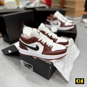 Giay Jordan 1 Low Gs Dark Pony Mau Do Ruou Vang Giày Jordan 1 Low GS Dark Pony Màu Đỏ Rượu Vang