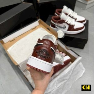 Giay Jordan 1 Low Gs Dark Pony Trang Do Full Box Bill Giày Jordan 1 Low GS Dark Pony Trắng Đỏ Full Box Bill