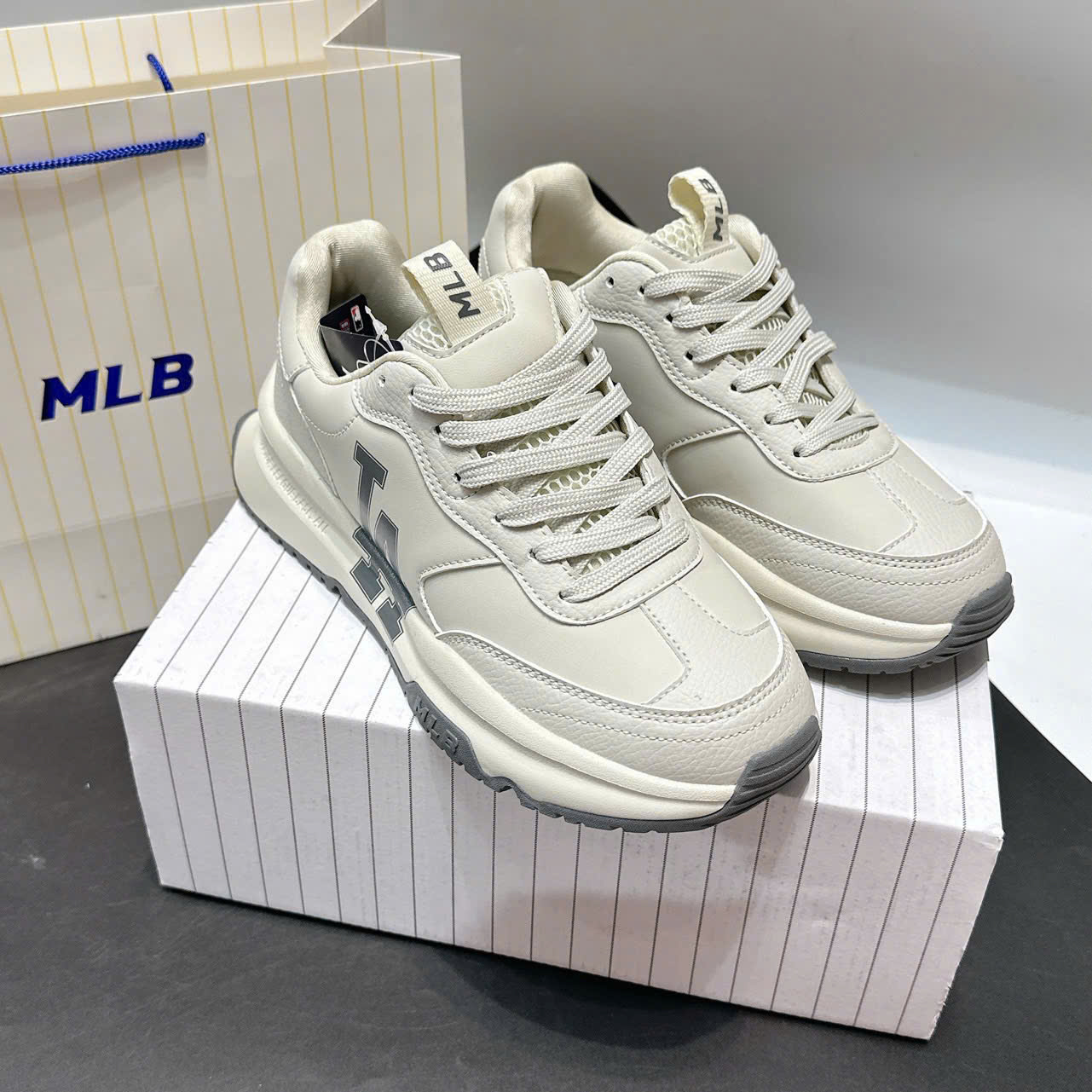 Giày Mlb Korea Chunky Runner Basic La Dodgers Ivory Beige Gray Giày MLB Korea Chunky Runner Basic LA Dodgers Ivory Beige Gray
