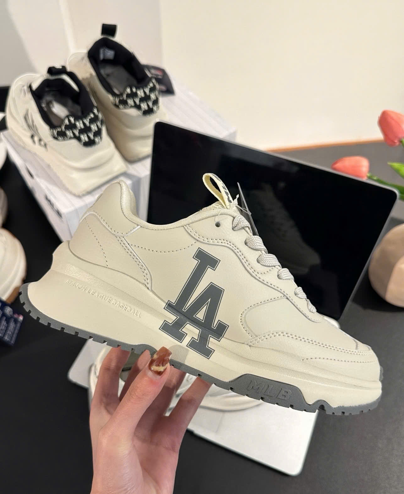 Giày Mlb Korea Chunky Runner Basic La Xám Trắng Giày MLB Korea Chunky Runner Basic LA Xám Trắng