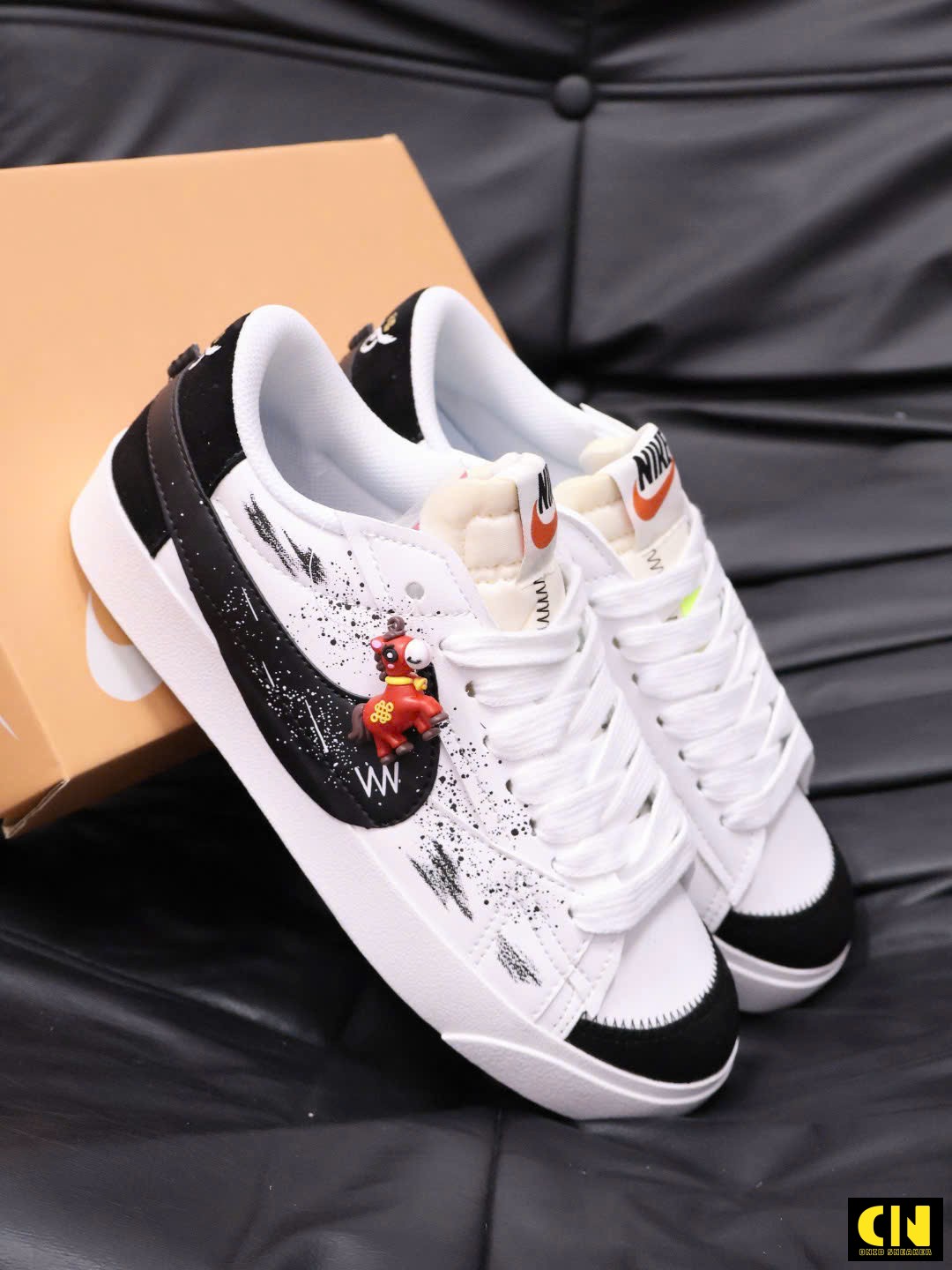 Giày Sneaker Nike Blazer Low 77 Paint Splatter Trắng Đen Họa Tiết Giày Sneaker Nike Blazer Low 77 Paint Splatter Trắng Đen Họa Tiết