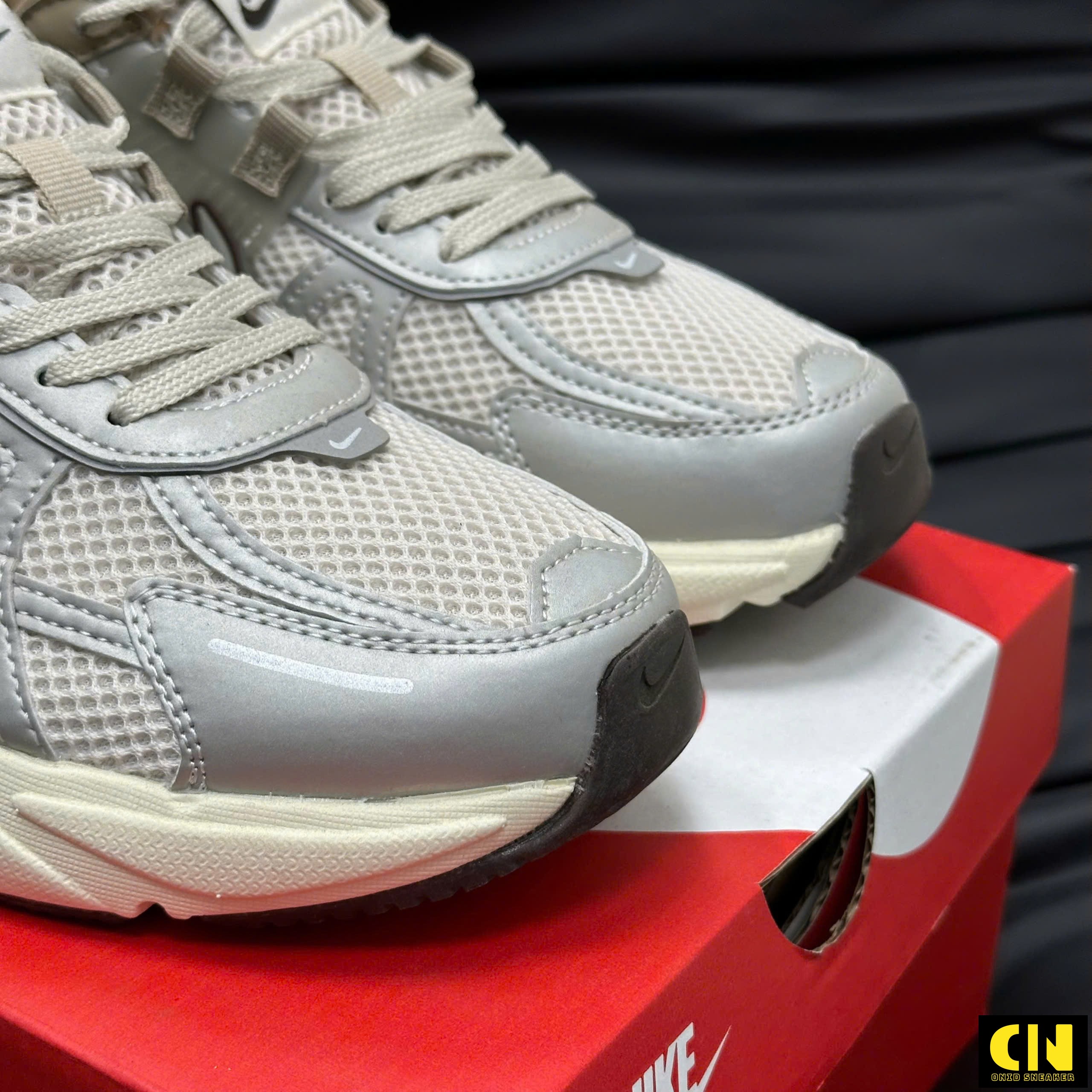 Giày Sneaker Nike V2K Run Màu Nâu Bạc Giày Sneaker Nike V2K Run Màu Nâu Bạc
