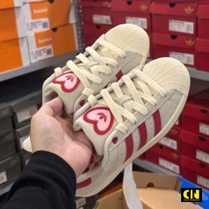 Giay Adidas Superstar Ii Mau Trang Kem Soc Hong Sandy Giày Adidas Superstar II Màu Trắng Kem Sọc Hồng Sandy