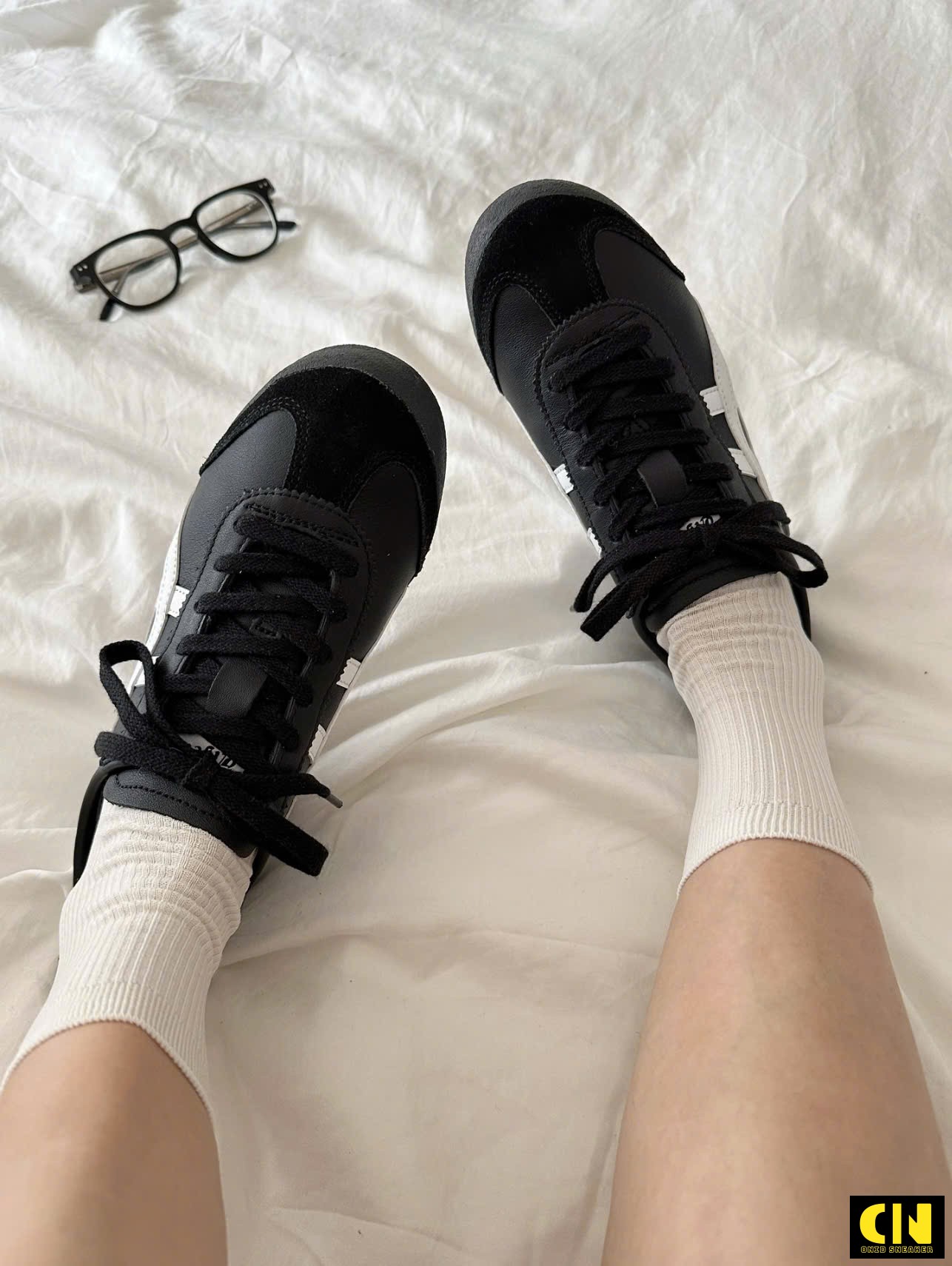 Giày Chạy Bộ Cổ Điển Onitsuka Tiger Màu Đen Trắng Giày Chạy Bộ Cổ Điển Onitsuka Tiger Màu Đen Trắng