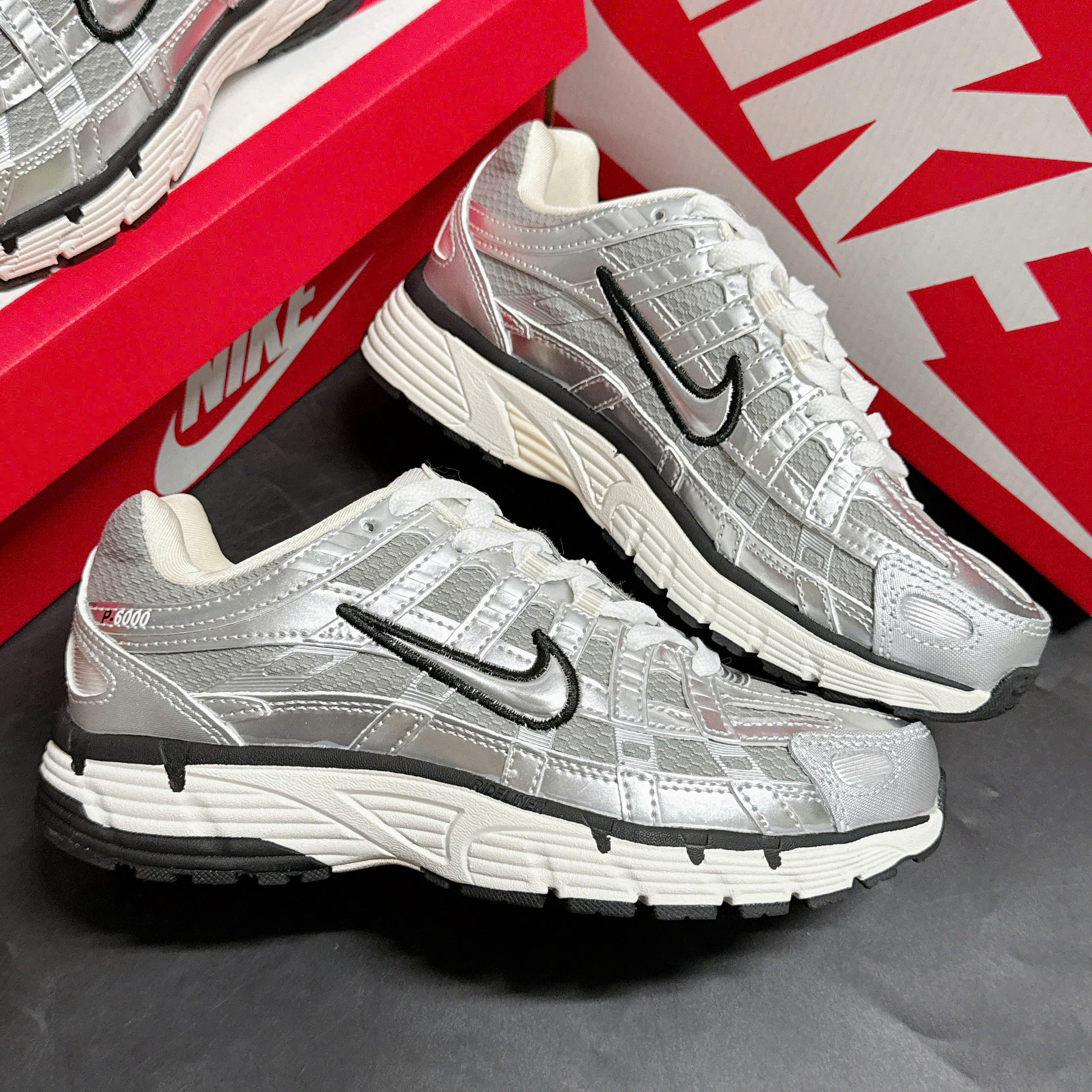 Giày Chạy Bộ Nike P-6000 Màu Bạc Giày Chạy Bộ Nike P-6000 Màu Bạc