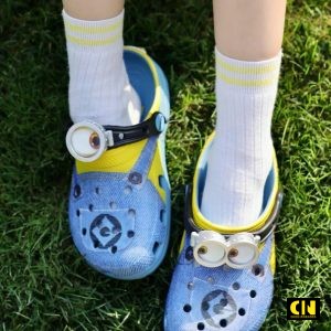 Giày Clog Unisex Crocs Classic Despicable Me Black