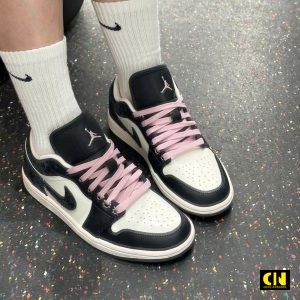 Giay Nike Air Jordan 1 Co Thap Mau Den Day Hong Cao Cap Giày Nike Air Jordan 1 Cổ Thấp Màu Đen Dây Hồng Cao Cấp