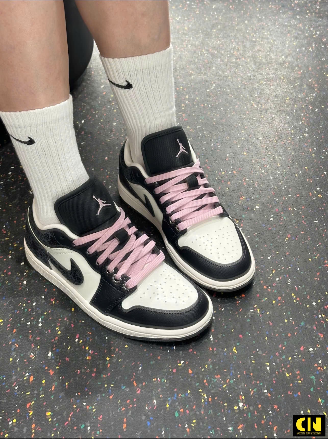 Giày Nike Air Jordan 1 Cổ Thấp Màu Đen Dây Hồng Cao Cấp Giày Nike Air Jordan 1 Cổ Thấp Màu Đen Dây Hồng Cao Cấp