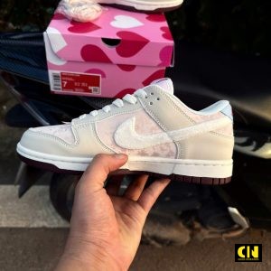 Giay Nike Dunk Low Valentine Full Box Hop Trai Tim Hong Phu Kien Giày Nike Dunk Low Valentine Full Box Hộp Trái Tim Hồng Phụ Kiện