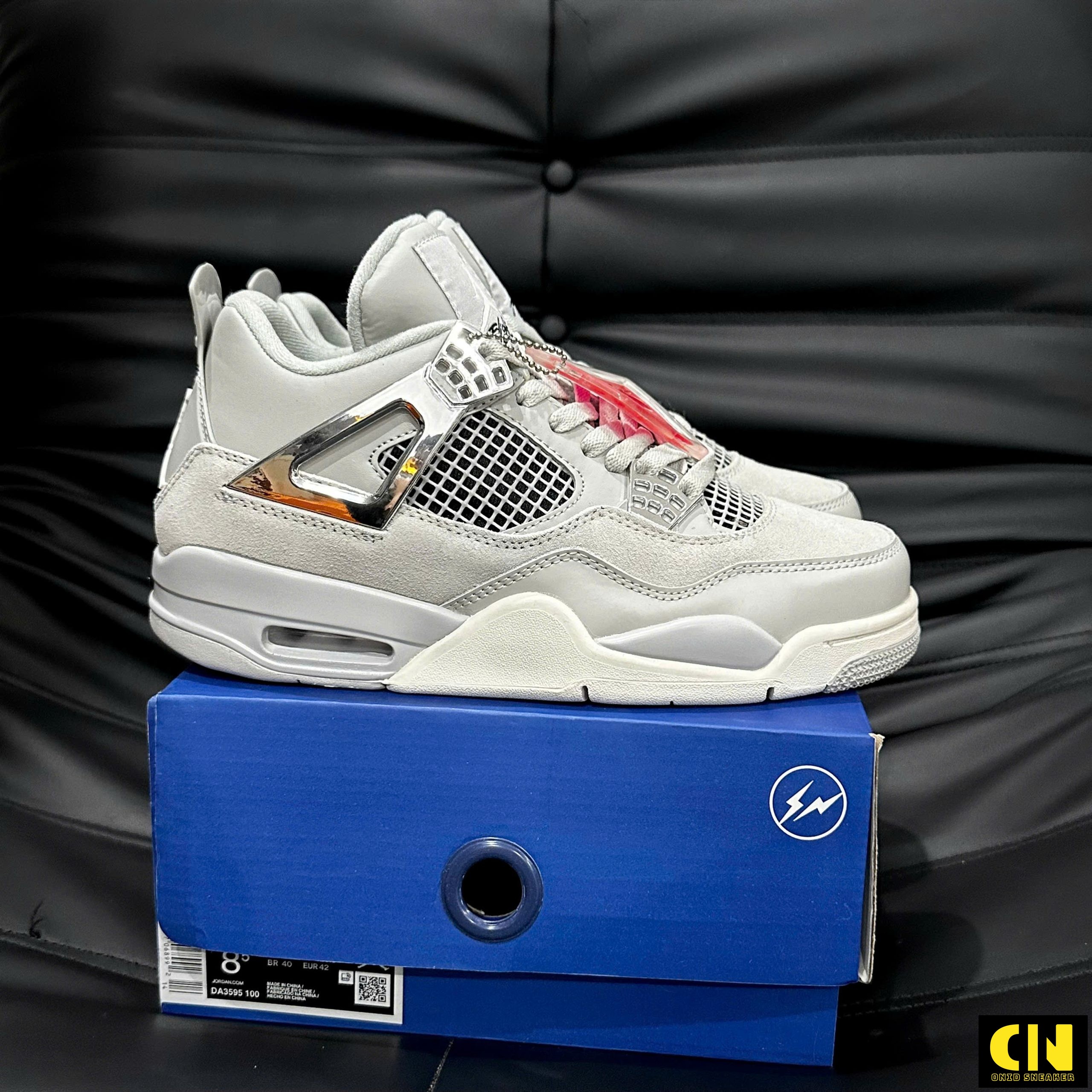 Giày Nike Jordan 4 Retro Frozen Moments Xám Trắng Giày Nike Jordan 4 Retro Frozen Moments Xám Trắng