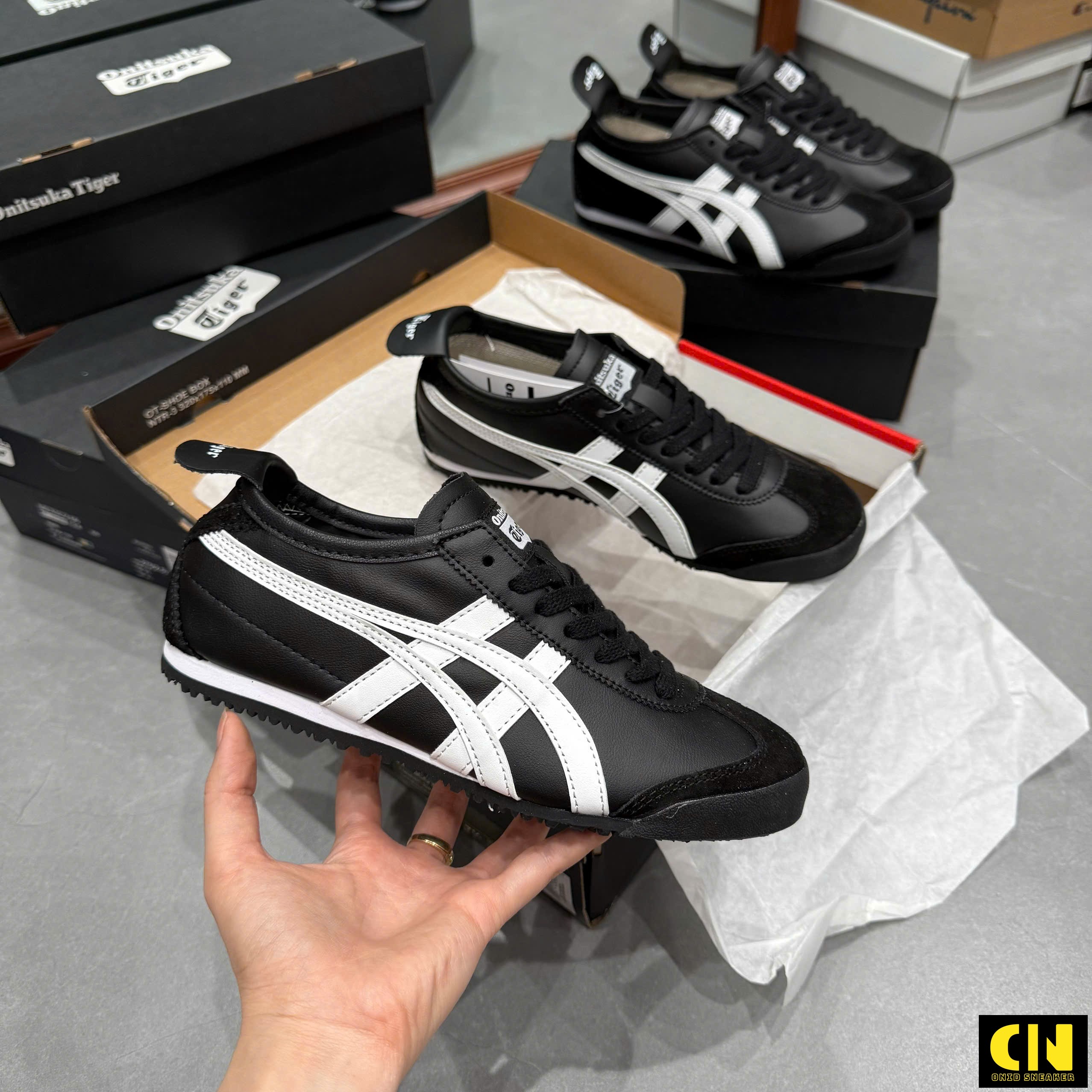 Giày Onitsuka Tiger Màu Đen Sọc Trắng Giày Onitsuka Tiger Màu Đen Sọc Trắng