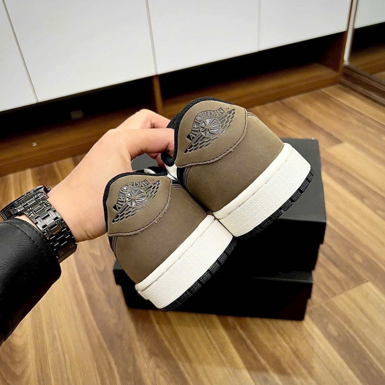 Giày Sneaker Jordan 1 Cổ Thấp Bản Da Lộn Gót Nâu Giày Sneaker Jordan 1 Cổ Thấp Bản Da Lộn Gót Nâu