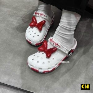 Dep Clog Crocs Disney Minnie Mouse Classic Clog Trang Do Dép Clog Crocs Disney Minnie Mouse Classic Clog Trắng Đỏ