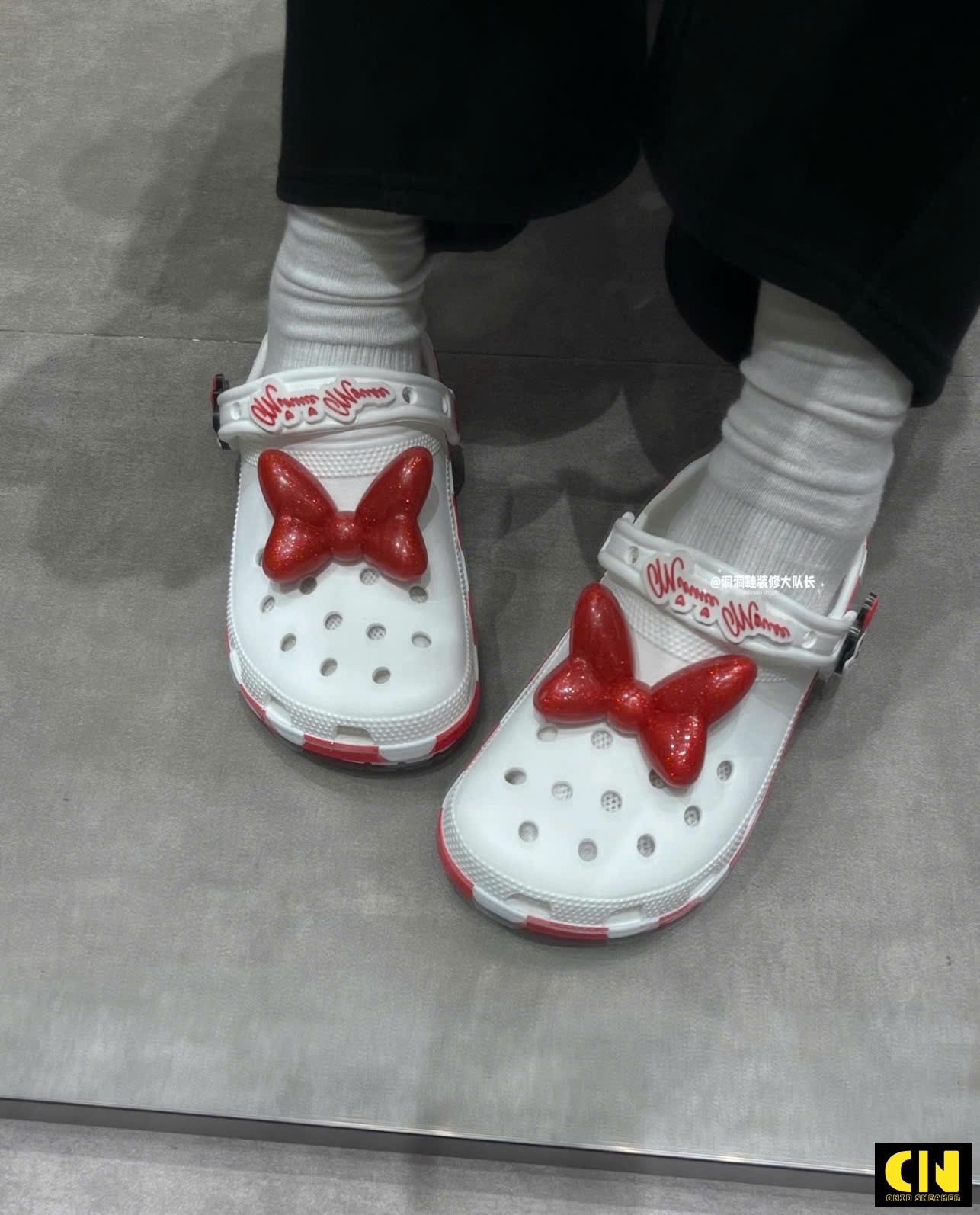 Dép Clog Crocs Minnie Mouse Trắng Đỏ Dép Clog Crocs Minnie Mouse Trắng Đỏ