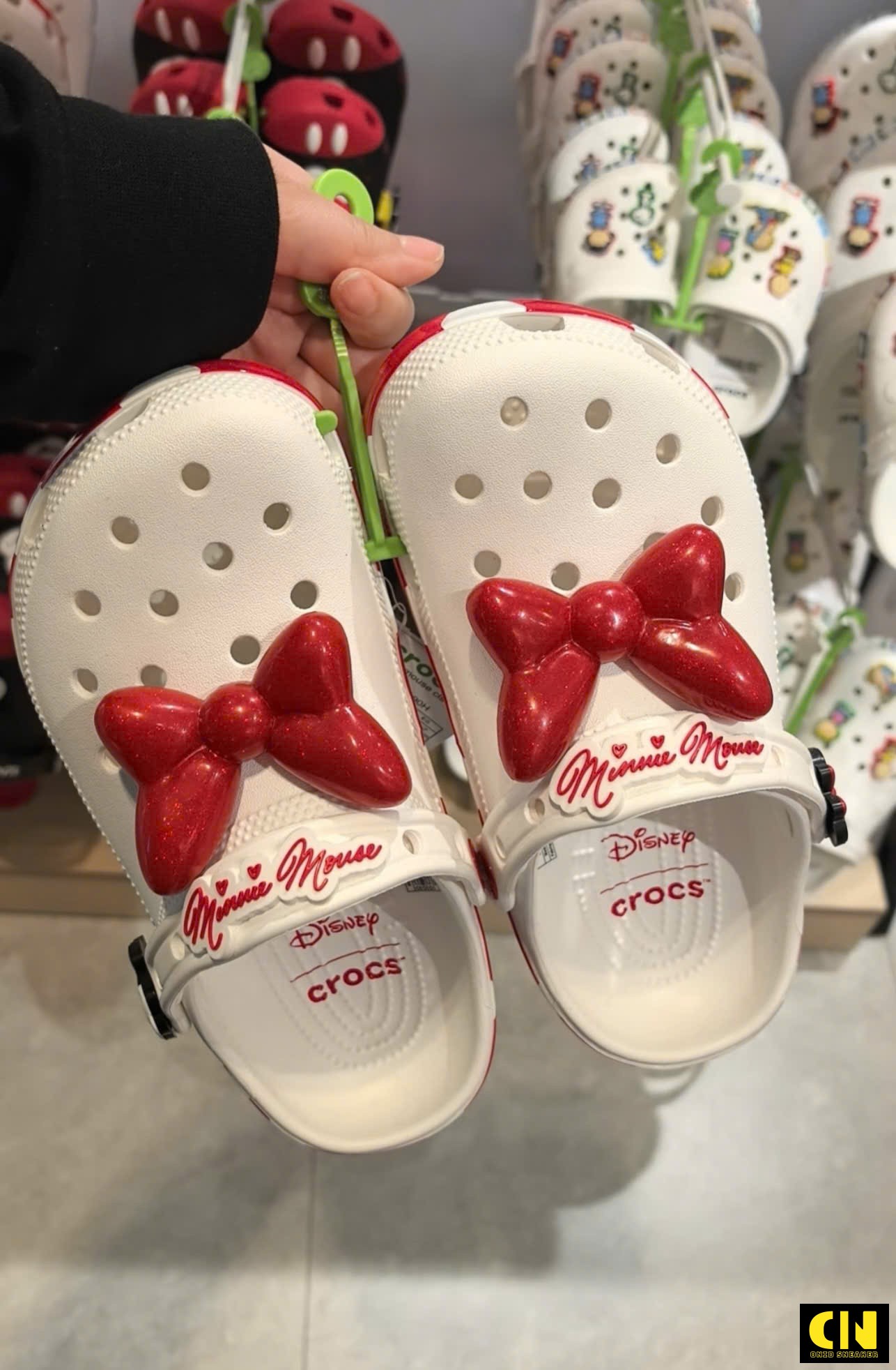 Dép Crocs Classic Clog Disney Minnie Mouse Trắng Đỏ Jibbitz Nơ Dép Crocs Classic Clog Disney Minnie Mouse Trắng Đỏ Jibbitz Nơ
