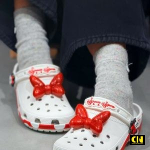 Dep Crocs Disney Minnie Mouse Classic Clog No Do Dép Crocs Disney Minnie Mouse Classic Clog Nơ Đỏ