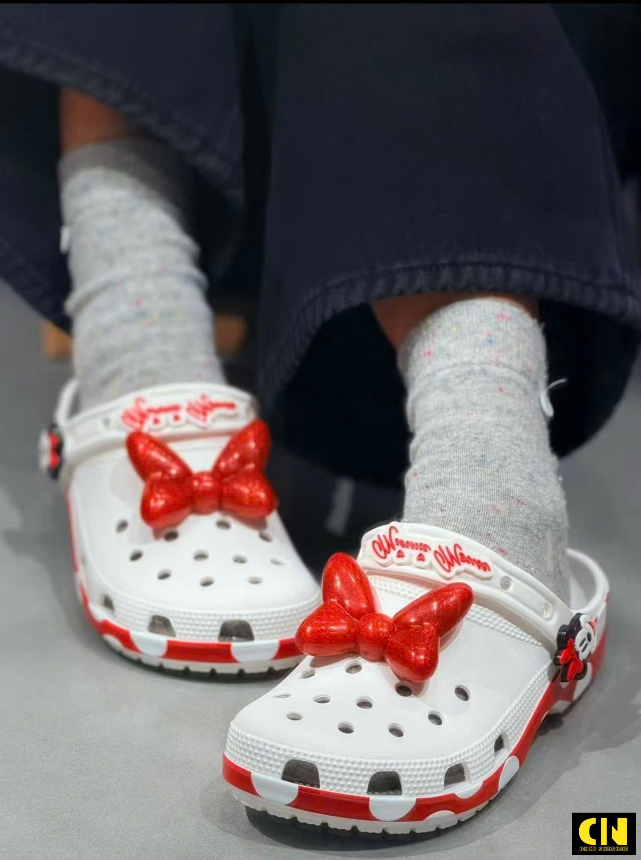 Dép Crocs Disney Minnie Mouse Classic Clog Nơ Đỏ Dép Crocs Disney Minnie Mouse Classic Clog Nơ Đỏ